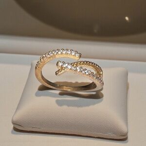 Elegant Gold Criss-Cross Ring